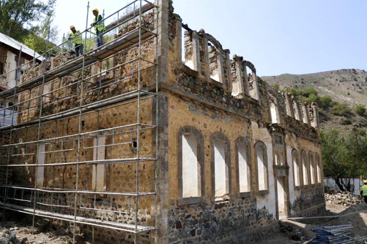 Gümüşhane de 142 yıllık tarihi Sarı Mektep te restorasyon çalışmaları başladı